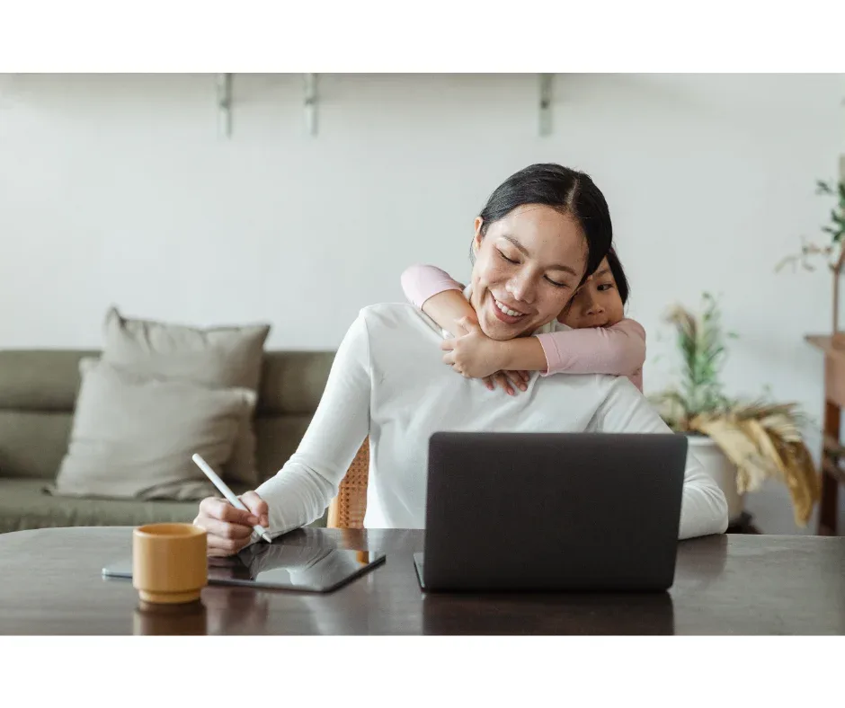 Pós-graduação online: 6 motivos para investir nesse curso | Foto da filha abraçando a mãe enquanto ela estuda online | FAVENI